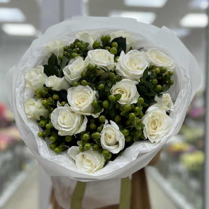 17 белых роз с гиперикумом